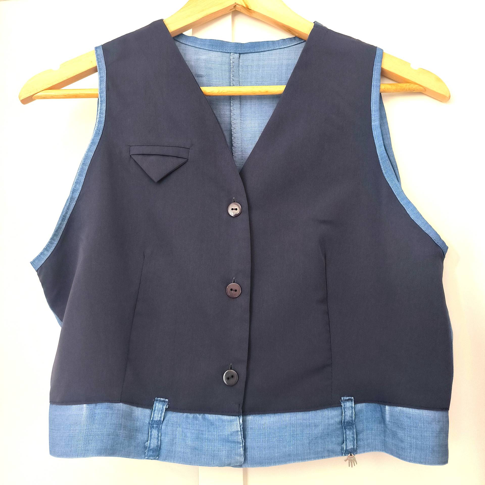 Handgefertigte Damenweste Jeansupcycling Gr.s/M ... Auch Als Set Mit Einer Zweiten Weste Und Stoffhose Erhältlich Handgefertigte Damenweste Jeansupcycling Gr.s/M ... Auch Als Set Mit Einer Zweiten Weste Und Stoffhose Erhältlich von EvelynSzaboUpcycling