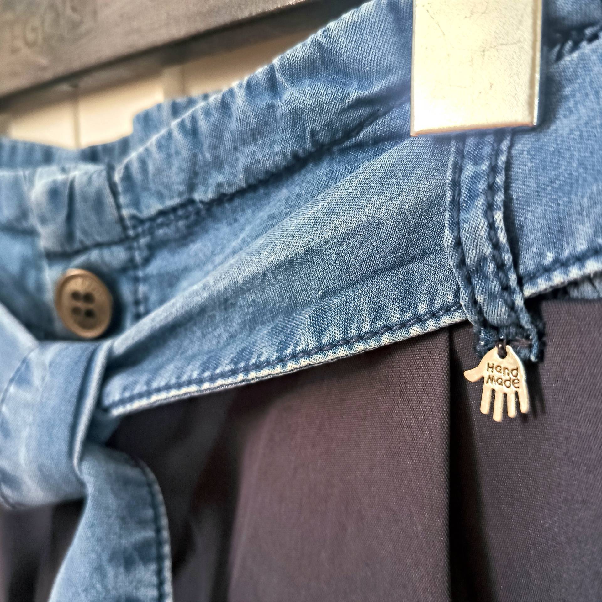 Handgefertigte Leichte Damen Stoffhose Jeansupcycling Gr.s/M ... Auch Als Set Mit Einer Oder Zwei Westen Erhältlich Handgefertigte Leichte Damen Stoffhose Jeansupcycling Gr.s/M ... Auch Als Set Mit Einer Oder Zwei Westen Erhältlich von EvelynSzaboUpcycling