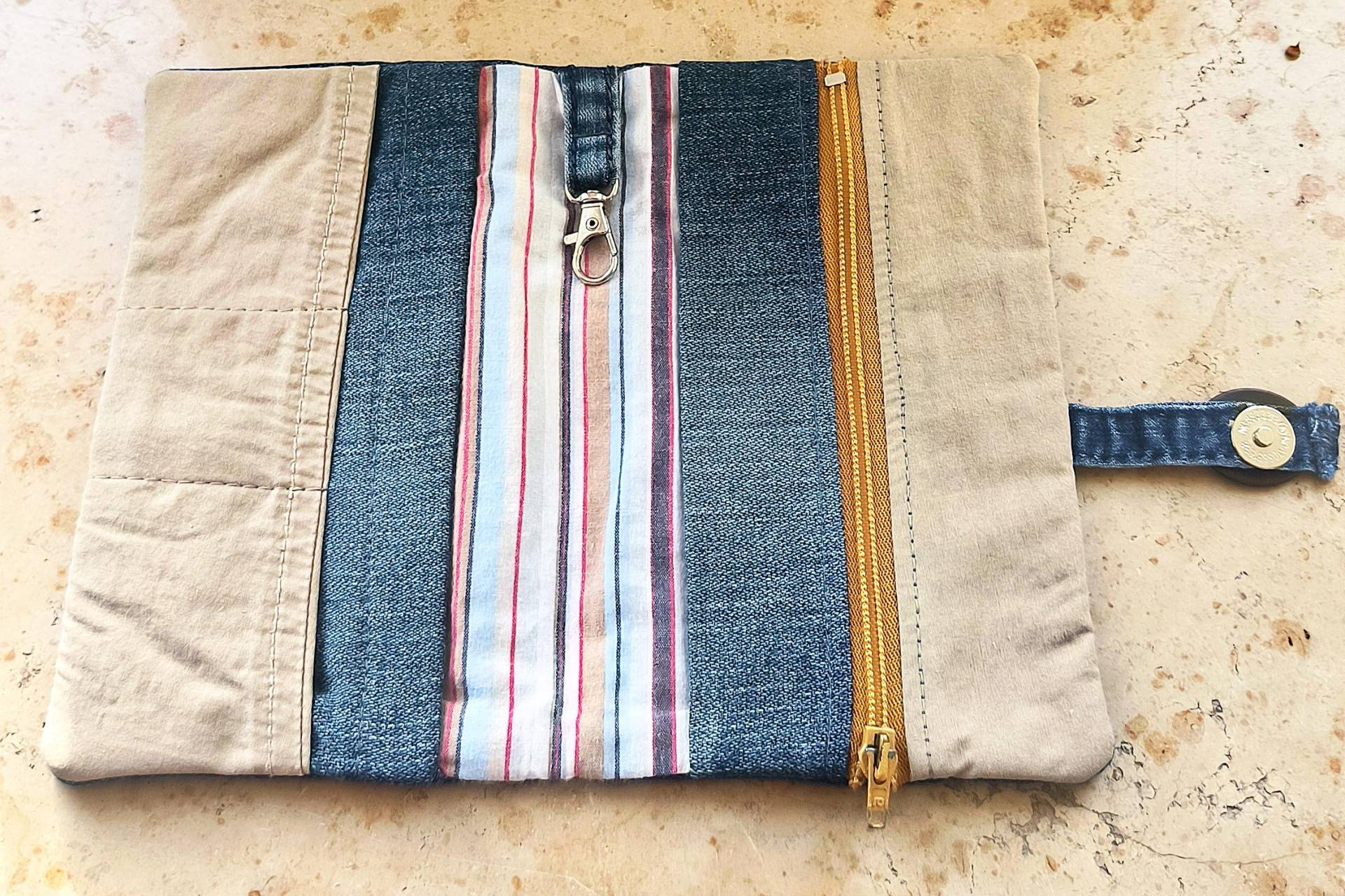 Handgefertigte Tabaktasche, Dreherbeutel Mit Handyfach Jeans Upcycling, Einzelstück von EvelynSzaboUpcycling
