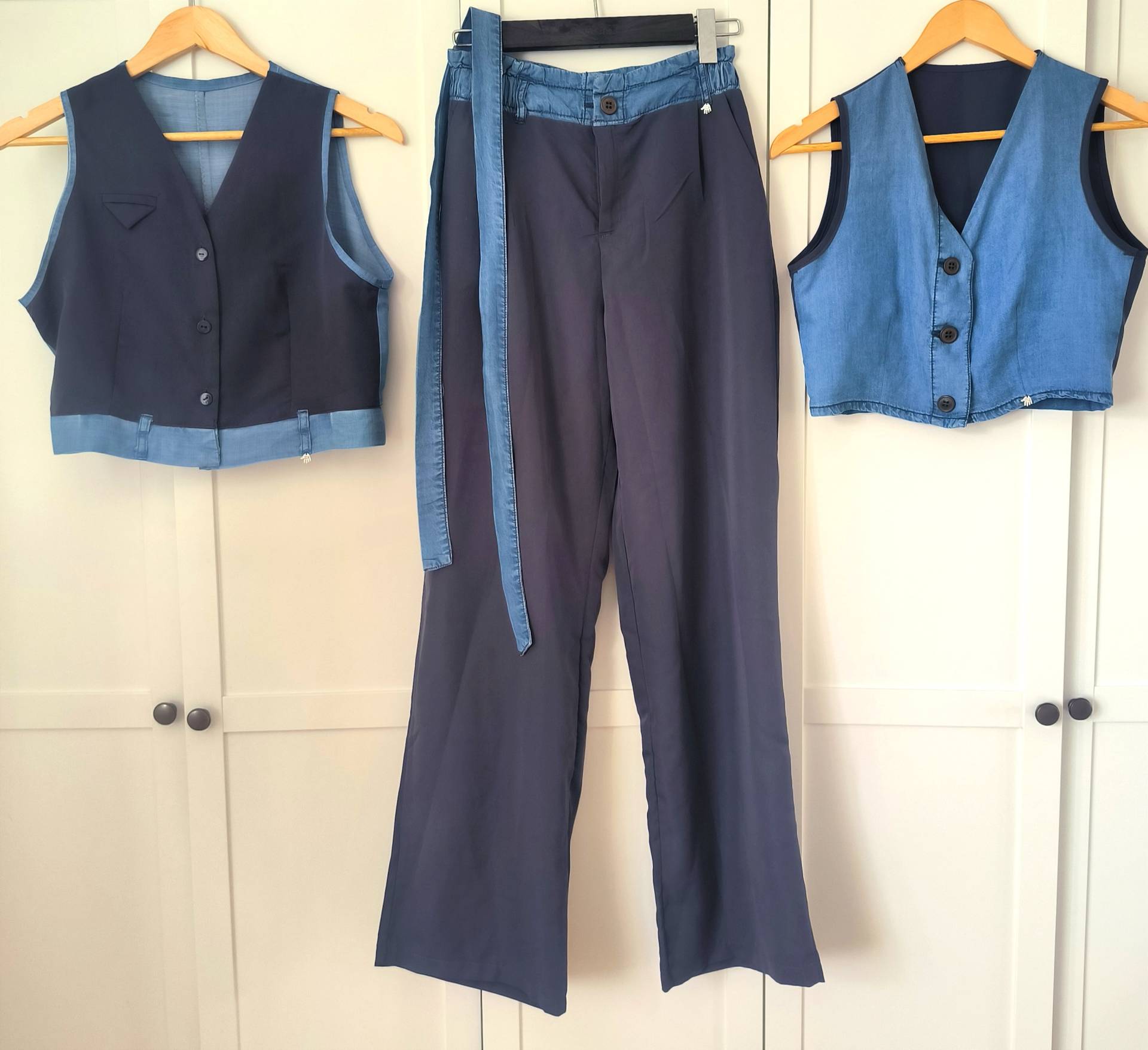 Handgefertigter Damen Dreiteiler Jeansupcycling, Bestehend Aus Einer Stoffhose Und Zwei Westen Gr.s/M ...ein Set, Looks Handgefertigter Damen Dreiteiler Jeansupcycling, Bestehend Aus Einer Stoffhose Und Zwei Westen Gr.s/M ...ein Set, Looks von EvelynSzaboUpcycling