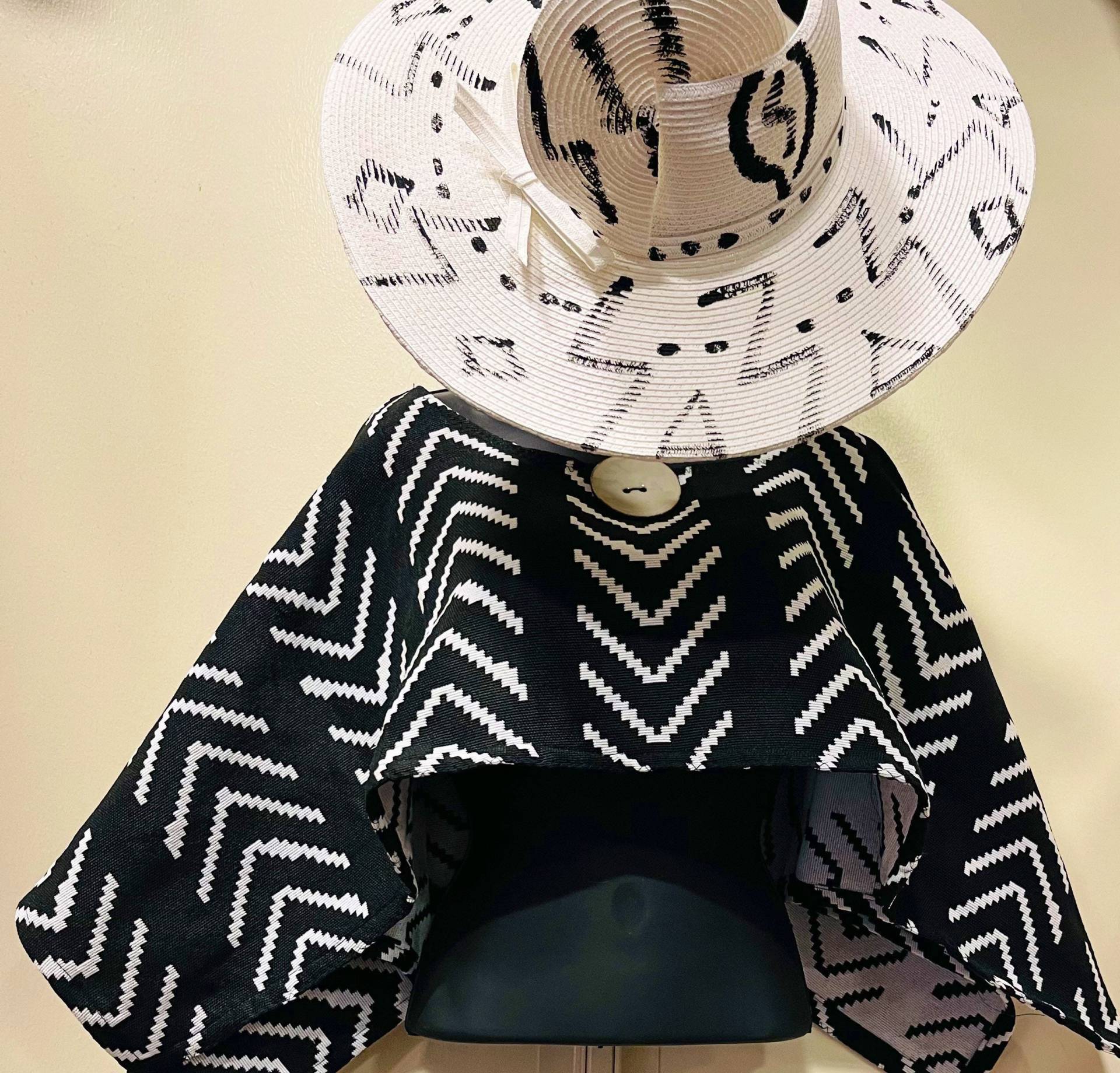 Weiß Große Krempe, Schwarz Shrug Weiß Große Krempe, Schwarz Shrug von Evelyncreationinc