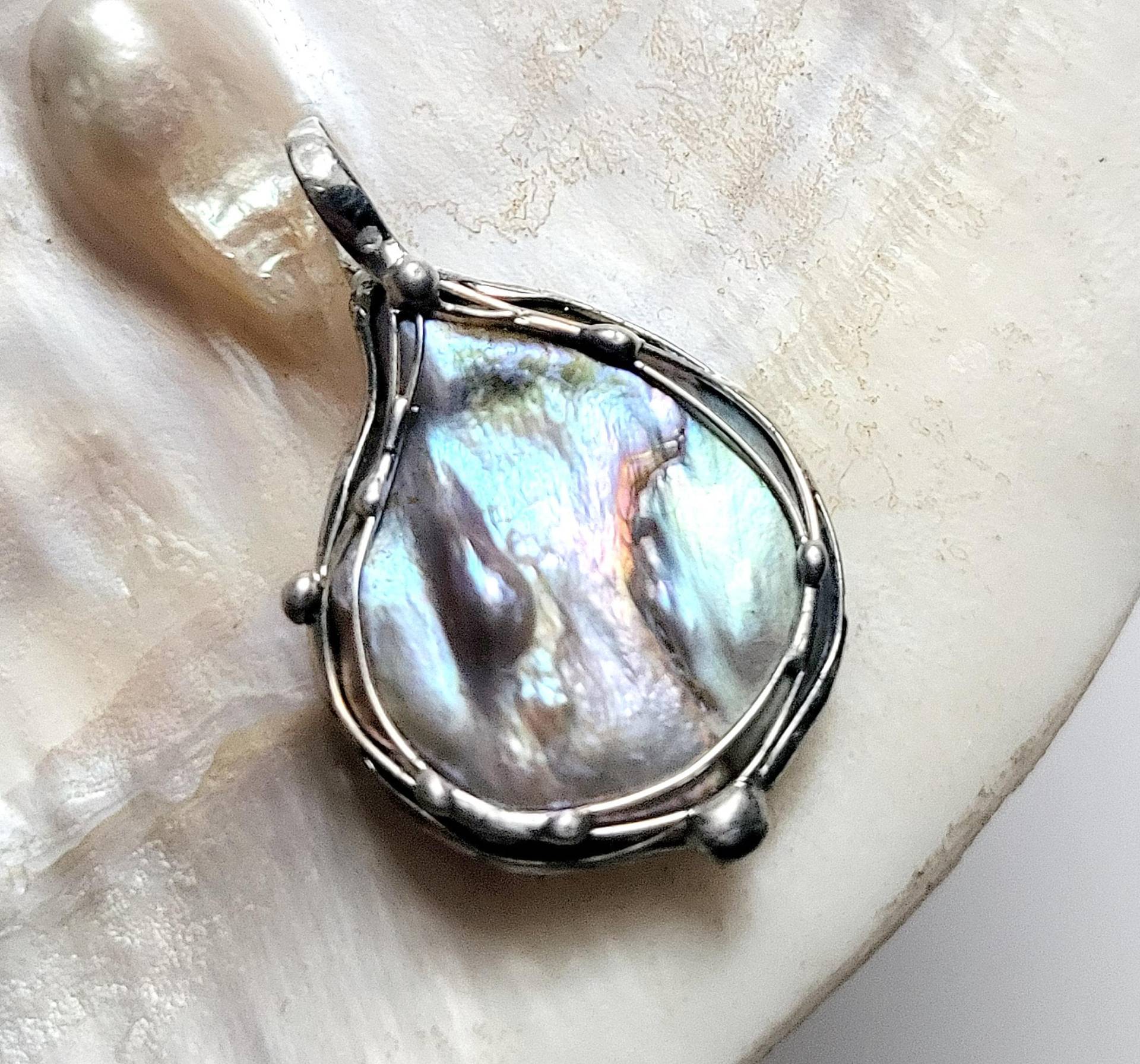 Anhänger - Große Süßwasser-Perle Unikat Für Männer Und Frauen von EvelyneGOLDSTEIN