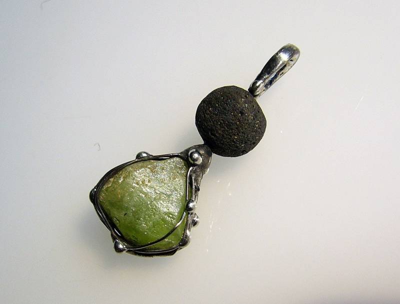 Anhänger - Grüner Turmalin Mit Lavakugel Unikat Verdelith von EvelyneGOLDSTEIN