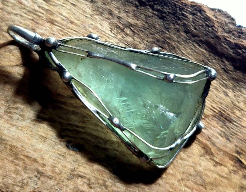 Fluorit-Anhänger - Urtümlicher Roh-stein Beidseitig Tragbar Unikat Für Männer Und Frauen von EvelyneGOLDSTEIN