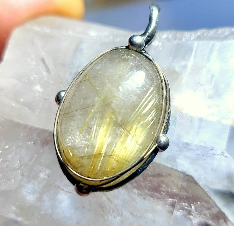 Geheimnisvoller Rutil - Anhänger Cabochon Unikat von EvelyneGOLDSTEIN