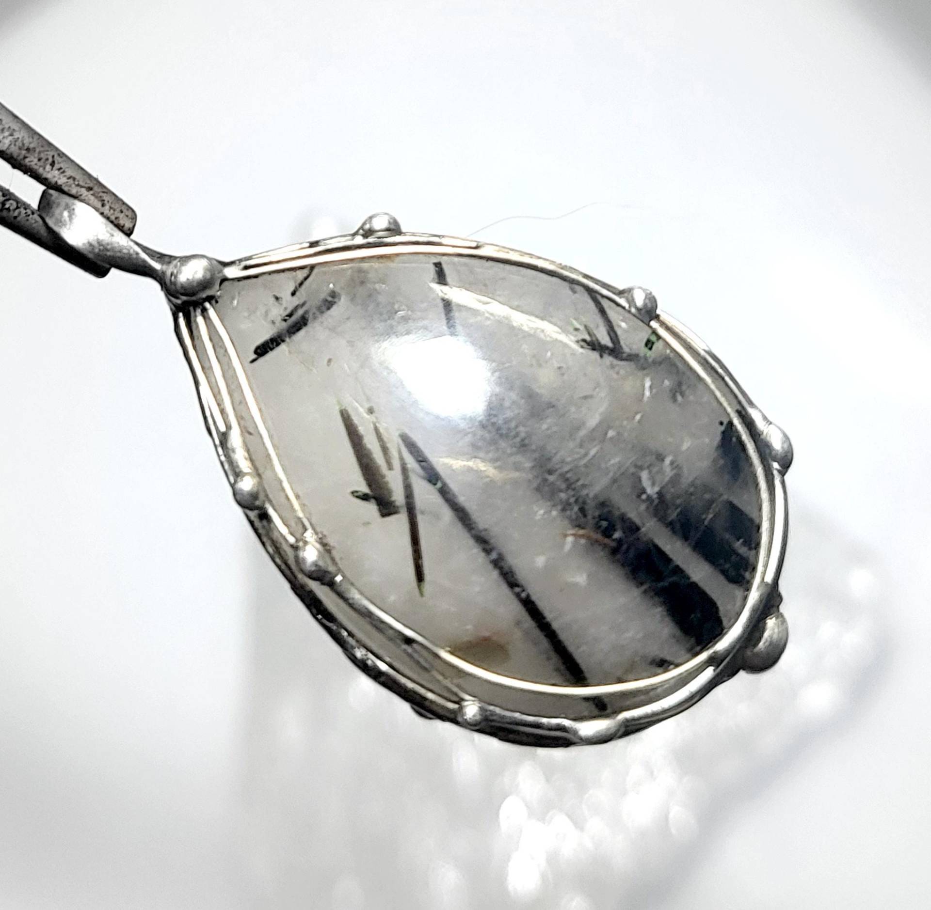Geheimnisvoller Rutil - Tropfen-Anhänger Cabochon Mit Schwarzen Turmalin-stäben Unikat Für Männer Und Frauen von EvelyneGOLDSTEIN