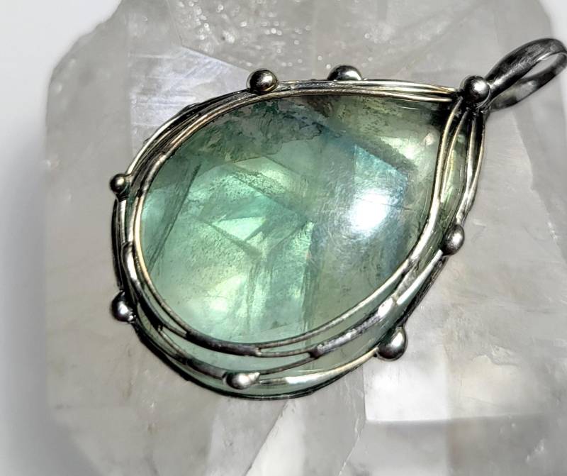 Großer Fluorit-Anhänger - Mystik Pur Tropfen-Form -Cabochon- Mit Geheimnisvollen Kristallinen Strukturen Unikat Für Männer Und Frauen von EvelyneGOLDSTEIN