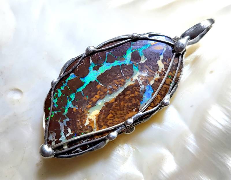 Großer Opal-Anhänger - Australien Intensive, Teils Kristalline Beidseitige Lichtreflexionen Unikat Für Männer Und Frauen von EvelyneGOLDSTEIN