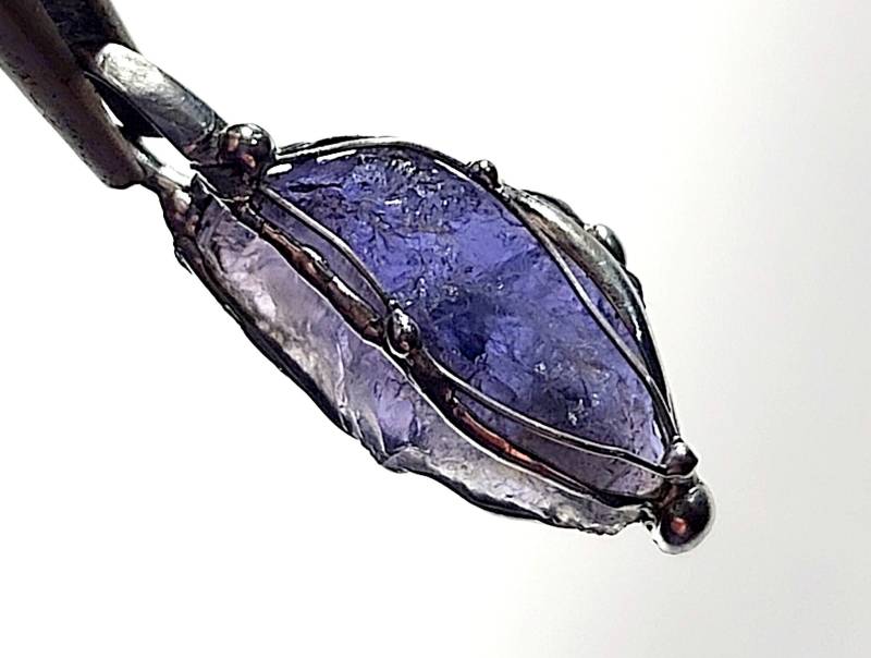 Iolith-Anhänger - Roh-stein -Free-Form Tolle Farbe Unikat Für Männer Und Frauen von EvelyneGOLDSTEIN