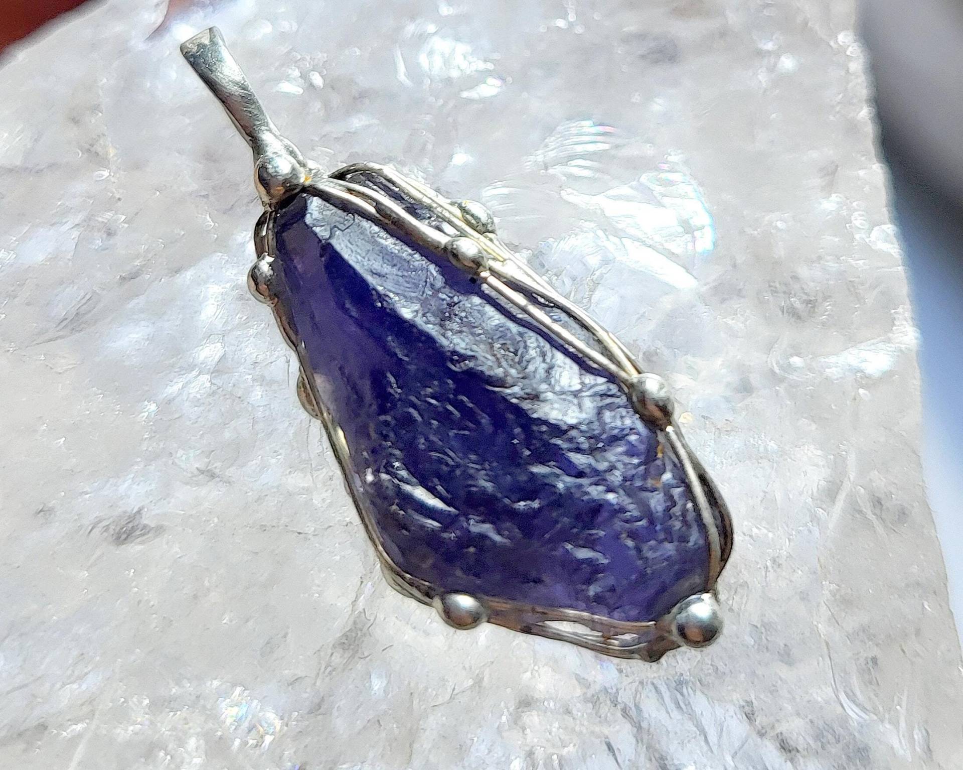 Iolith-Anhänger - Roh-stein -Free-Form Tolle Farbe Unikat Für Männer Und Frauen von EvelyneGOLDSTEIN