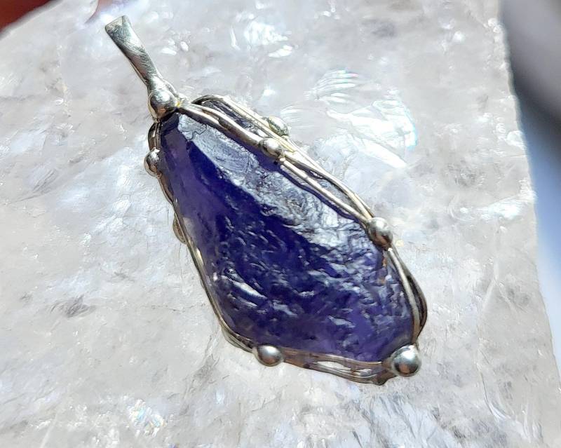 Iolith-Anhänger - Roh-stein -Free-Form Tolle Farbe Unikat Für Männer Und Frauen von EvelyneGOLDSTEIN