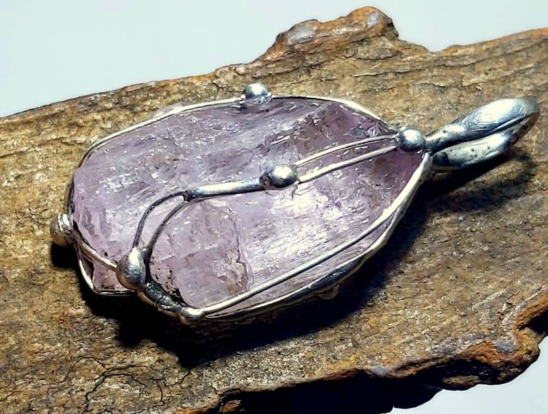 Kunzit-Anhänger - Urtümlicher Kristall-Rohstein Unikat Für Männer Und Frauen von EvelyneGOLDSTEIN