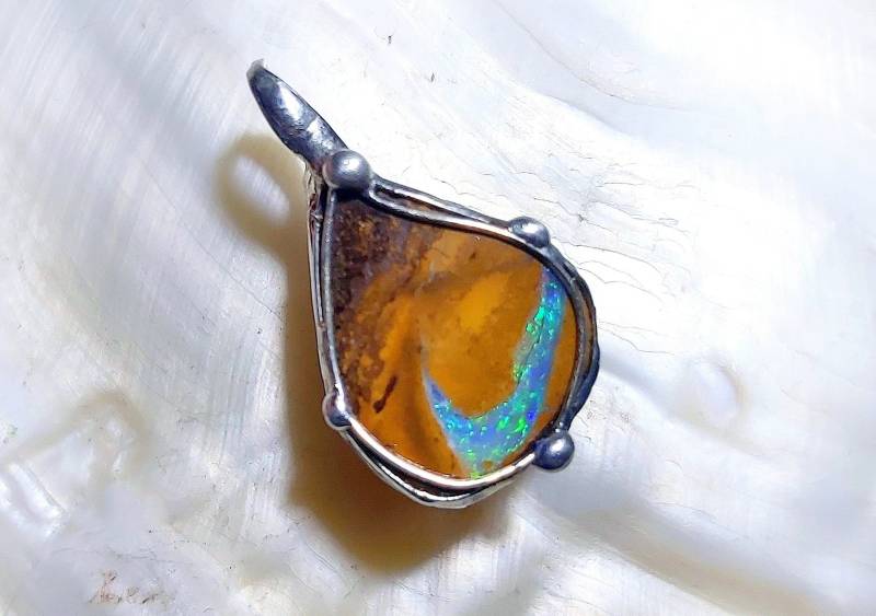 Opal - Tropfen Anhänger Australien Tolle Flashs Unikat Für Männer Und Frauen von EvelyneGOLDSTEIN