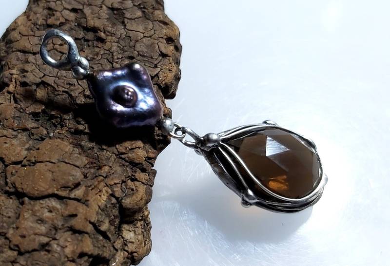 Rauchquarz - Anhänger Mit Brombeer-Farbiger, Irisierender Süßwasser-Perle Unikat von EvelyneGOLDSTEIN