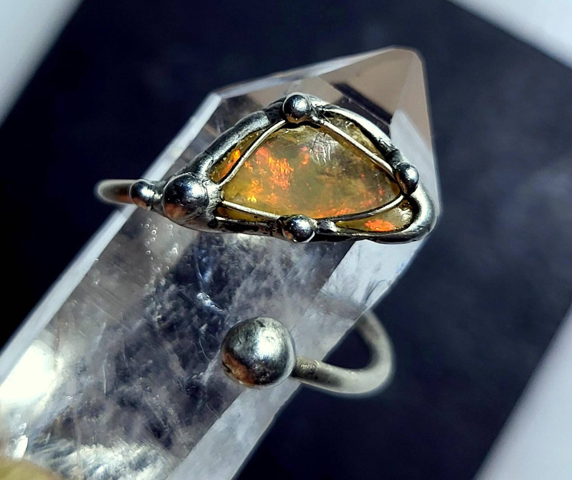 Ring Mit Kristall-Opal-Rohstein Unikat Offene Formgebung Ring Mit Kristall-Opal-Rohstein Unikat Offene Formgebung von EvelyneGOLDSTEIN