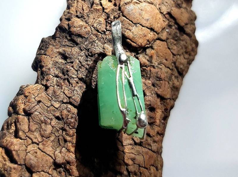 Smaragd-Anhänger - Zierlicher Und Urtümlicher Stein Edle Ausstrahlung Unikat Für Männer Frauen von EvelyneGOLDSTEIN