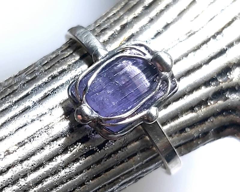 Tansanit-Ring - Zierlicher Kristall Unikat Für Männer Und Frauen von EvelyneGOLDSTEIN