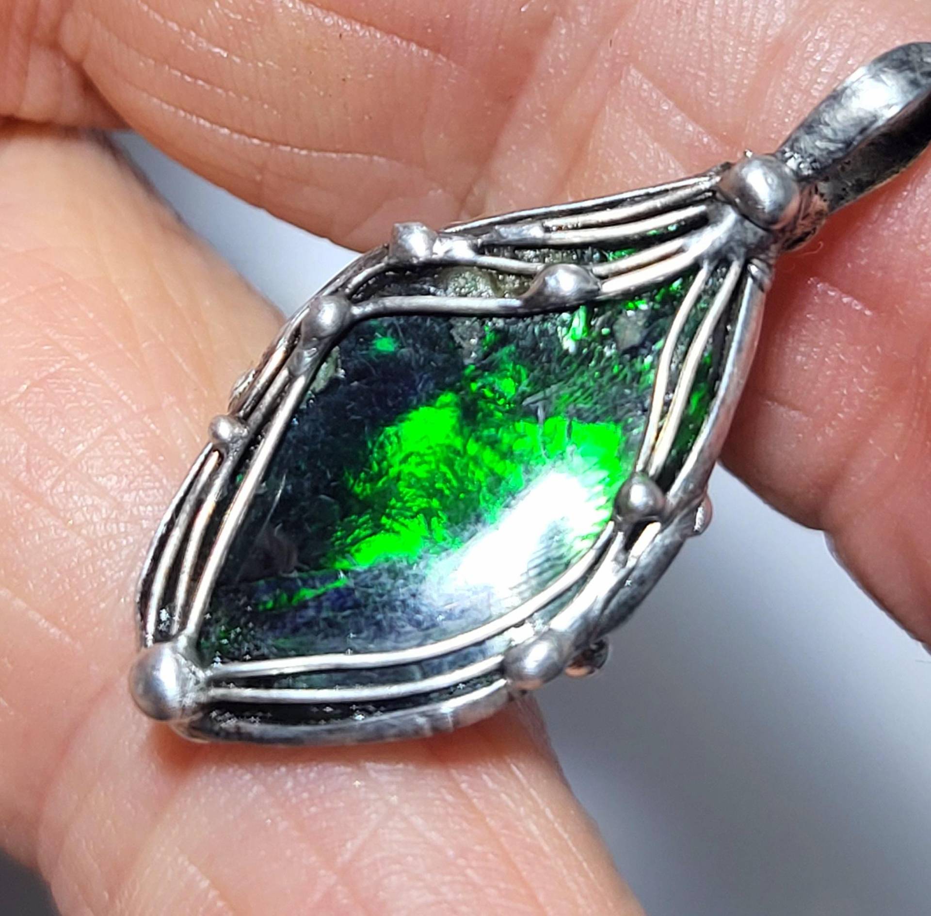 Toller Opal-Anhänger - Unikat Schwarzer Mezezo-Opal Äthiopien Roh-stein Tolles Leuchtfeuer Für Männer Und Frauen von EvelyneGOLDSTEIN