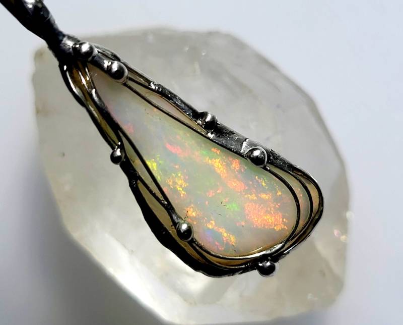 Traumhafter Kristall-Opal-Anhänger - Große Geschliffene Fancy-Form- Tolles Leuchtfeuer Äthiopien Unikat Für Männer Und Frauen von EvelyneGOLDSTEIN