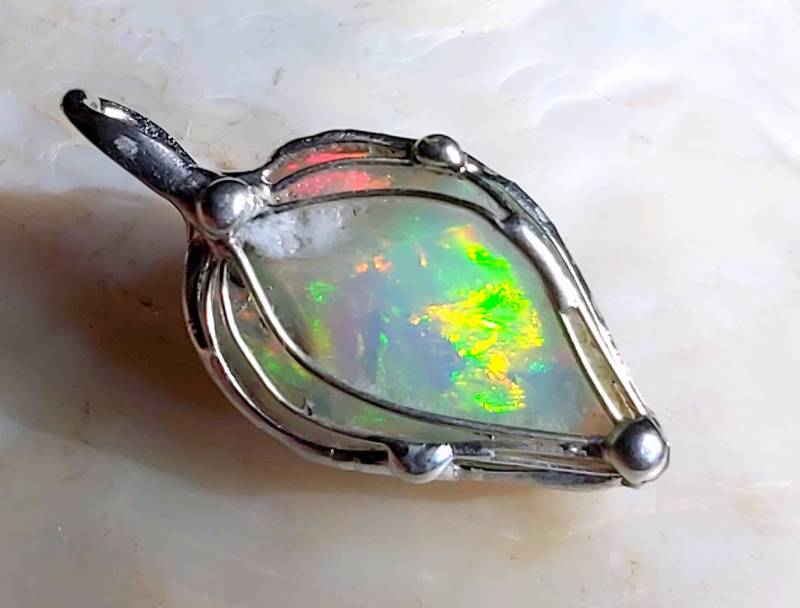 Traumhafter Opal Anhänger - Äthiopien Unikat Ungeschliffener Roh-stein Tolles Leuchtfeuer Für Männer Und Frauen von EvelyneGOLDSTEIN