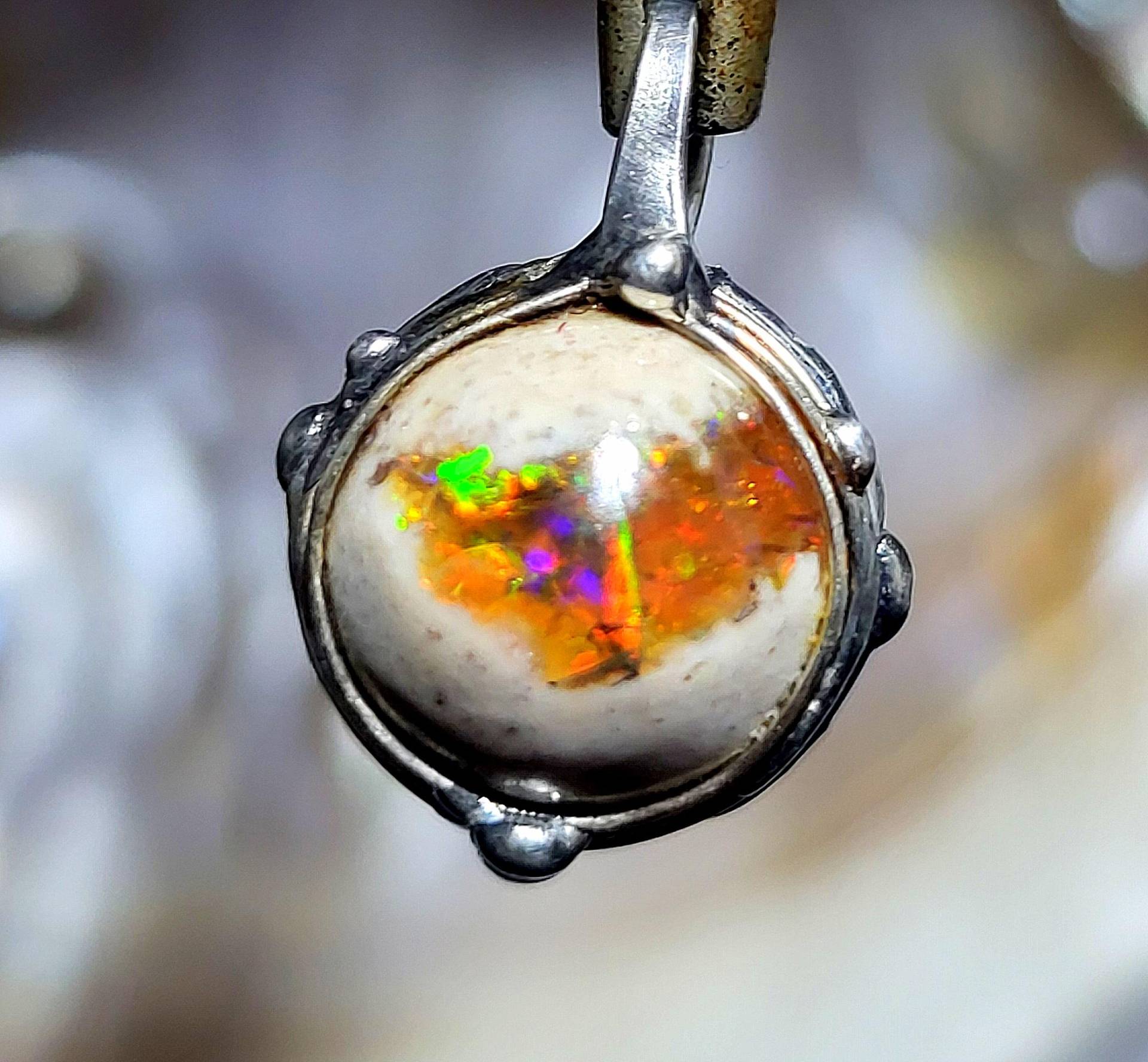 Traumhafter Zierlicher Opal Anhänger - Bauchiger Cabochon Tolle Flashs Unikat Mexiko Für Männer Und Frauen von EvelyneGOLDSTEIN