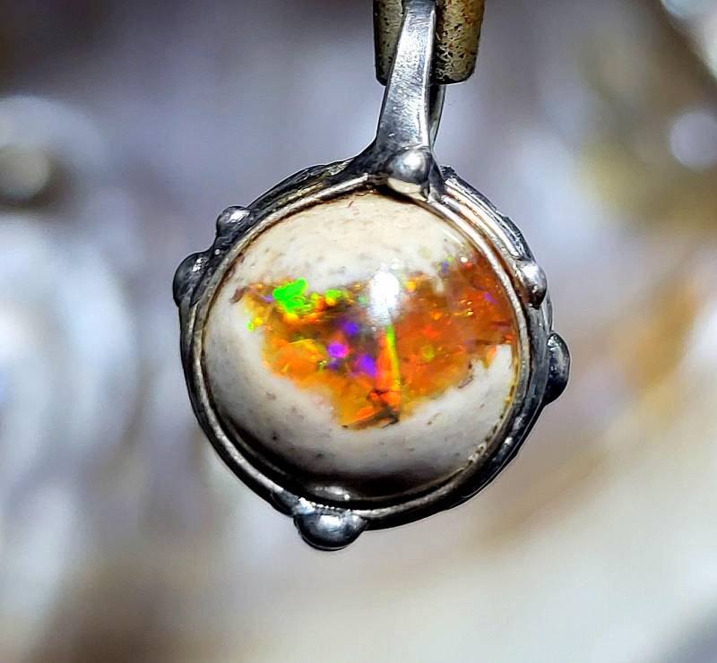 Traumhafter Zierlicher Opal Anhänger - Bauchiger Cabochon Tolle Flashs Unikat Mexiko Für Männer Und Frauen von EvelyneGOLDSTEIN