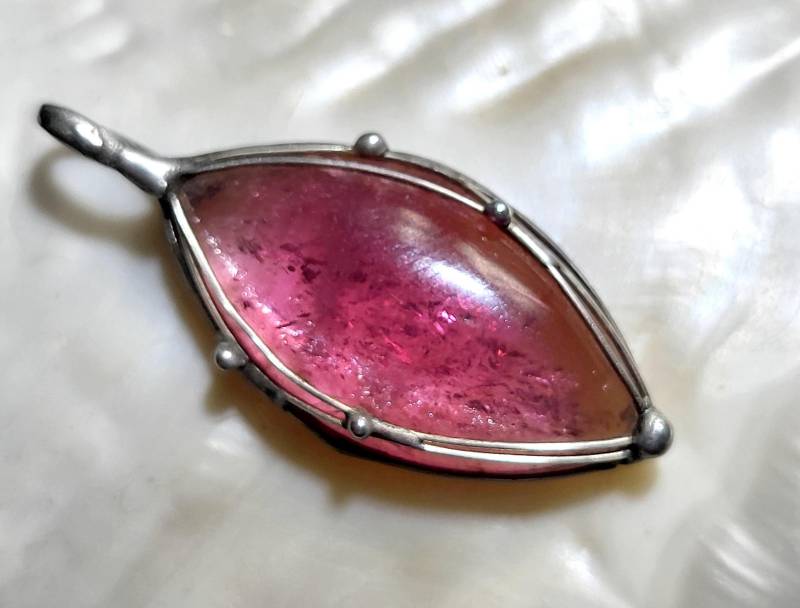 Traumstück Turmalin-Anhänger - Große Navette Cabochon Wunderschöne Farbe Mit Tollem Glimmer Unikat Für Männer Und Frauen von EvelyneGOLDSTEIN