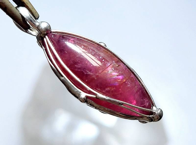 Turmalin-Anhänger - Rubellit Tolle Navette Cabochen Farbe Teils Mit Katzenaugen-Schimmer Unikat von EvelyneGOLDSTEIN