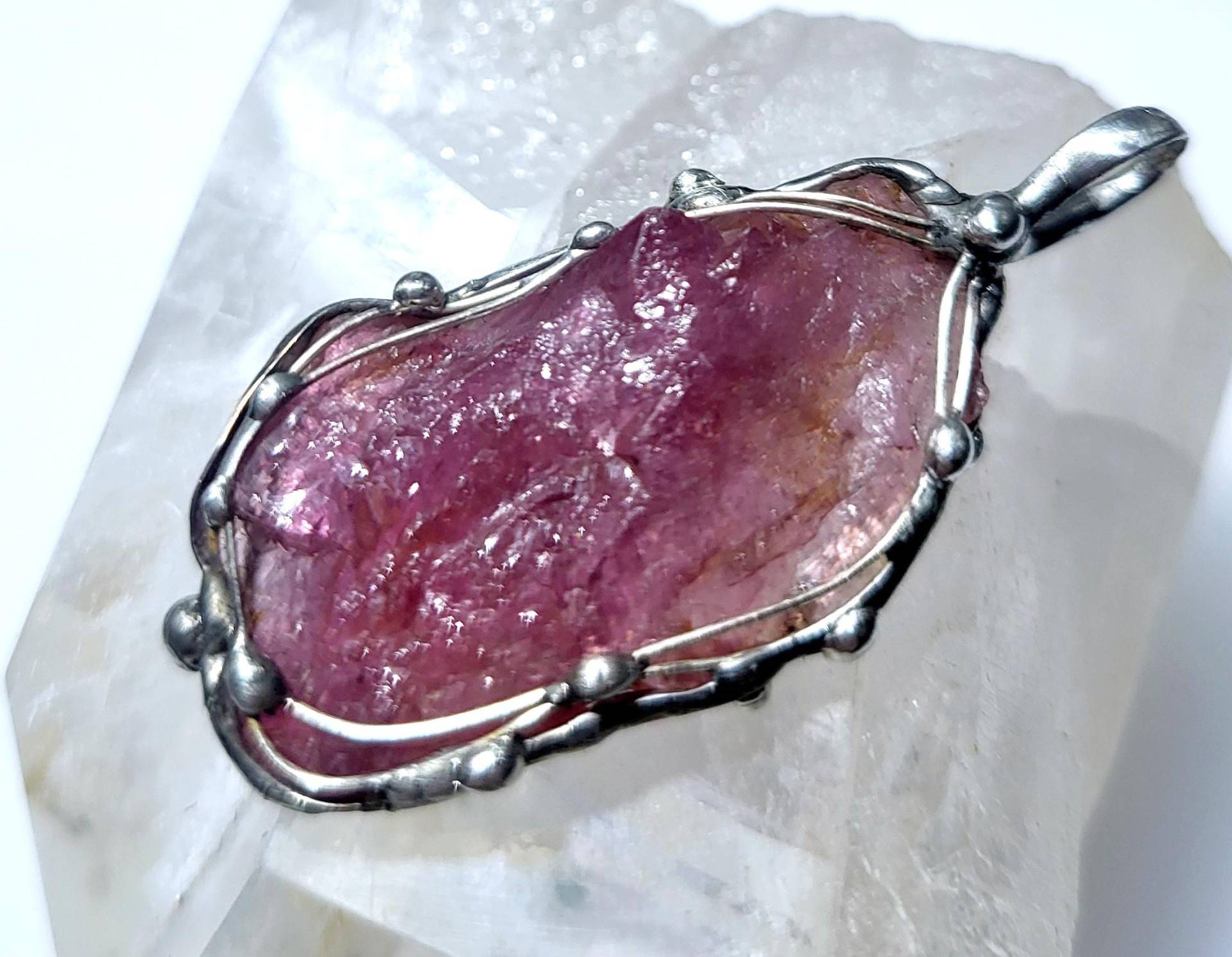 Wundervoller Turmalin-Anhänger - Kristalliner Turmalin- Roh-stein Beidseitig Tolle Farbe Unikat von EvelyneGOLDSTEIN