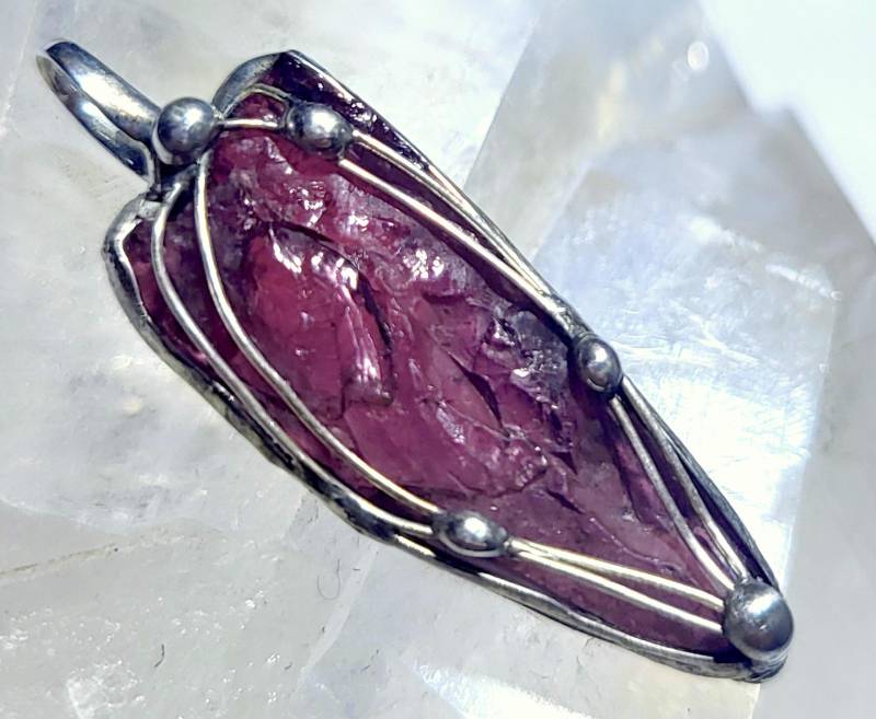 Wundervoller Turmalin-Anhänger - Kristalliner Turmalin- Roh-stein Tolle Farbe Unikat von EvelyneGOLDSTEIN