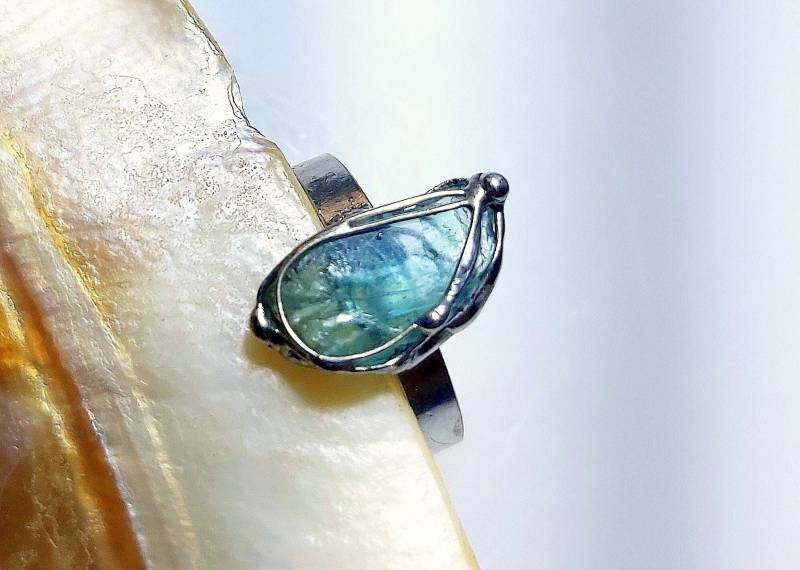 Zauberhafter Apatit-Ring - Roh-stein Unikat von EvelyneGOLDSTEIN