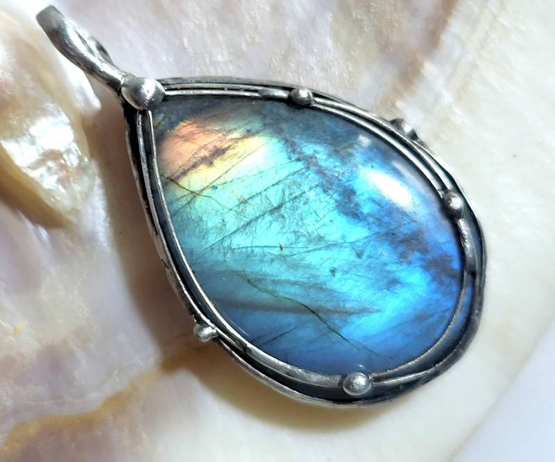 Zauberhafter Labradorit-Tropfen-Anhänger - Cabochon Beidseitig Unikat Für Männer Und Frauen von EvelyneGOLDSTEIN