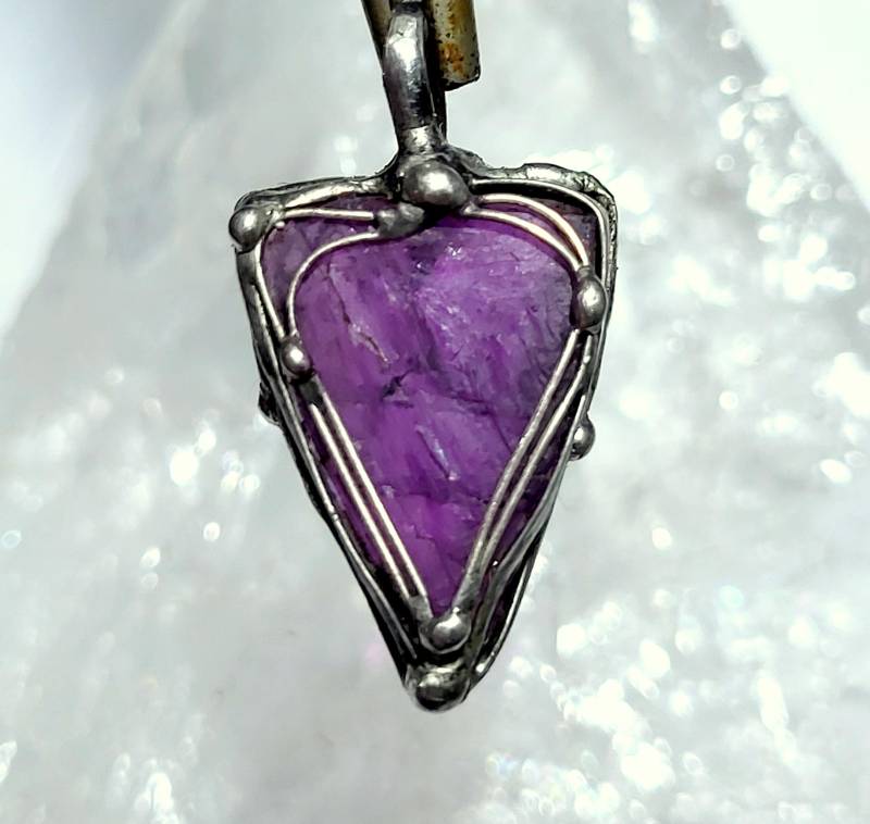 Zierlicher Fluorit-Anhänger - Unikat Markanter Roh-stein Beidseitig Für Männer Und Frauen von EvelyneGOLDSTEIN