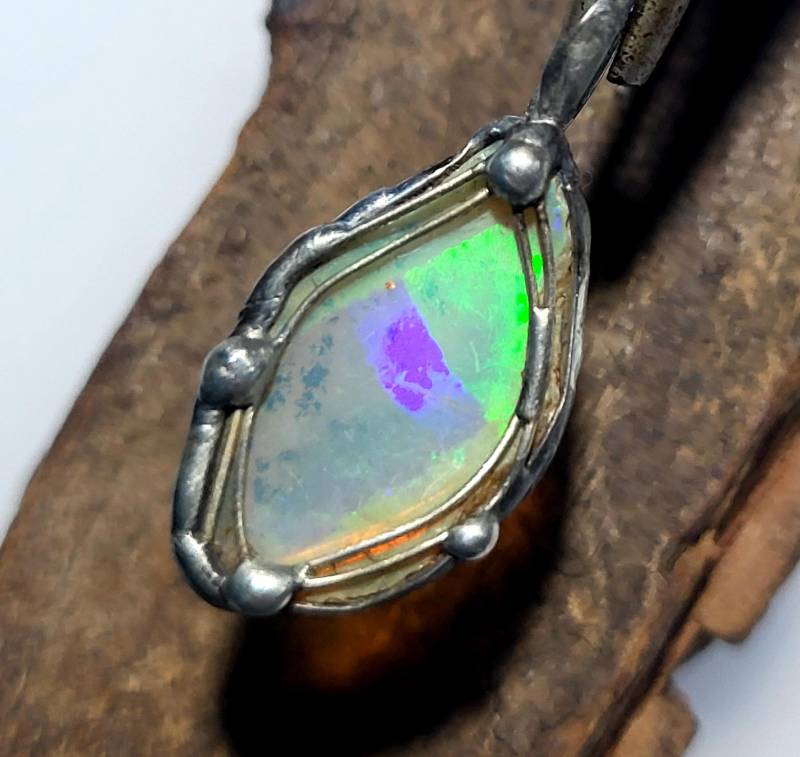 Zierlicher Kristall-Opal Anhänger -Welo - Äthiopien Unikat Ungeschliffener Roh-stein Sanftes Leuchtfeuer Für Männer Und Frauen von EvelyneGOLDSTEIN