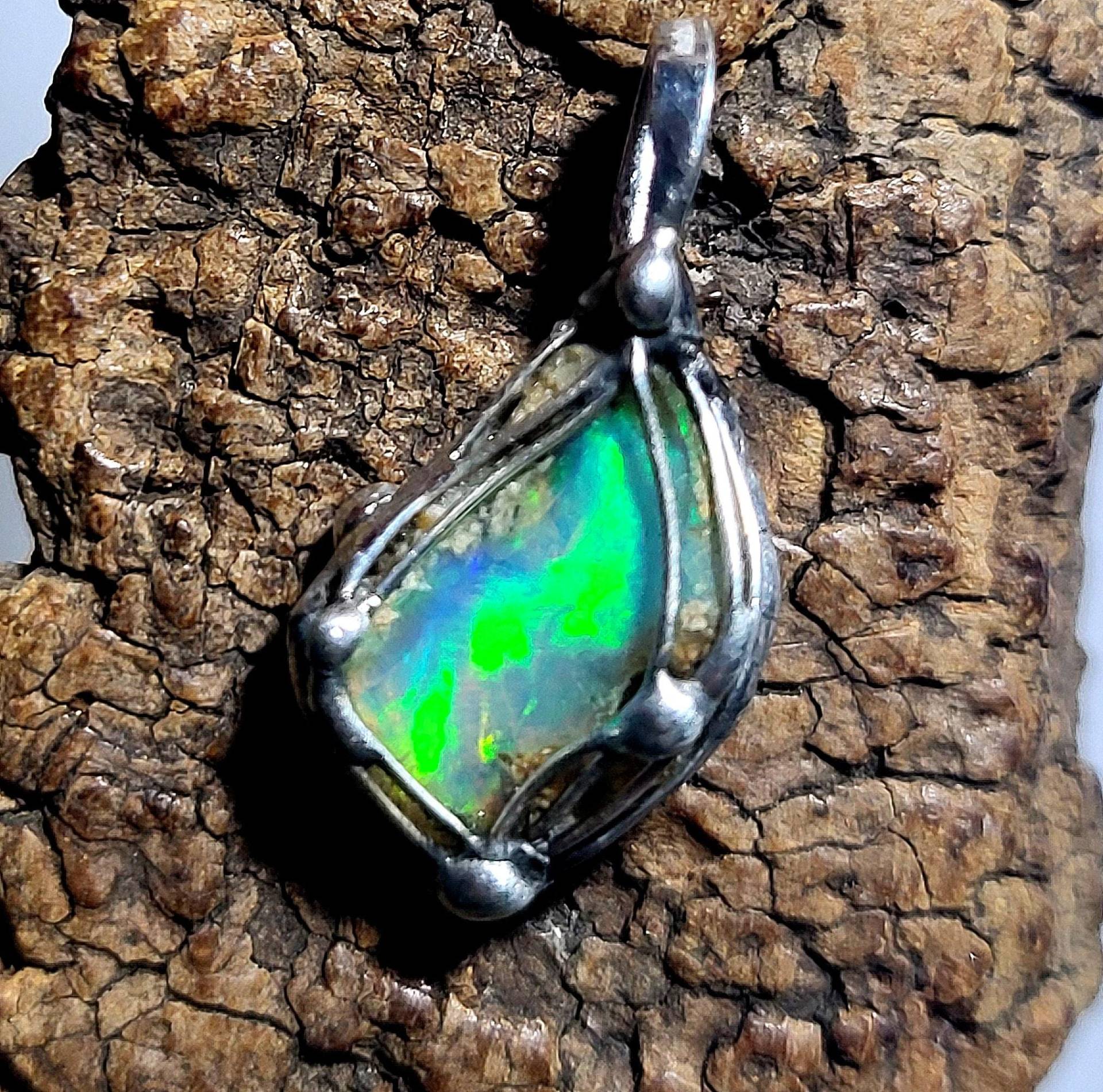 Zierlicher Kristall-Opal Anhänger -Welo - Äthiopien Unikat Ungeschliffener Roh-stein Tolles Leuchtfeuer Für Männer Und Frauen von EvelyneGOLDSTEIN