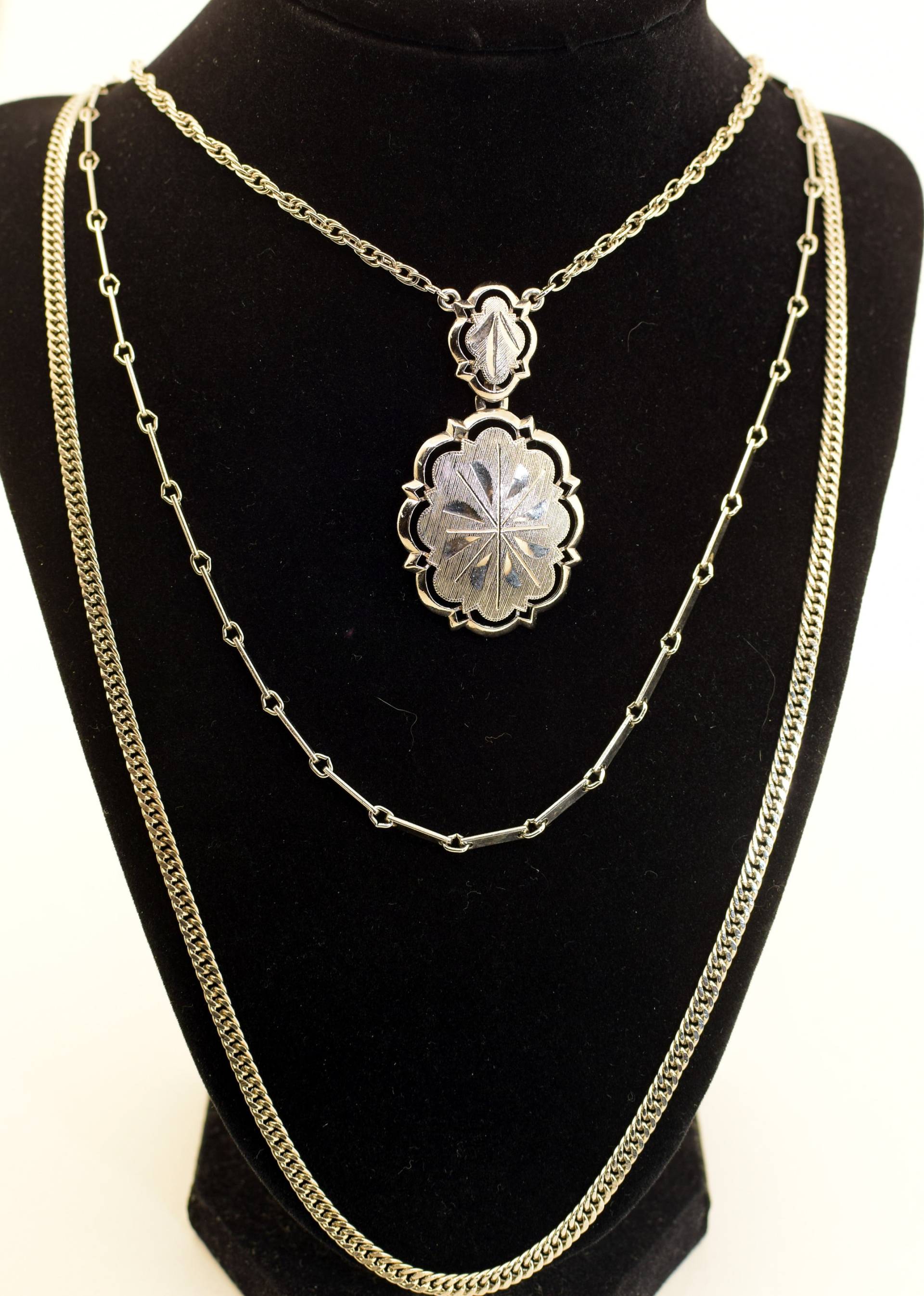 Dreireihige Halskette Aus Silberfarbenem Metall von EvelynsAntiqueFinds