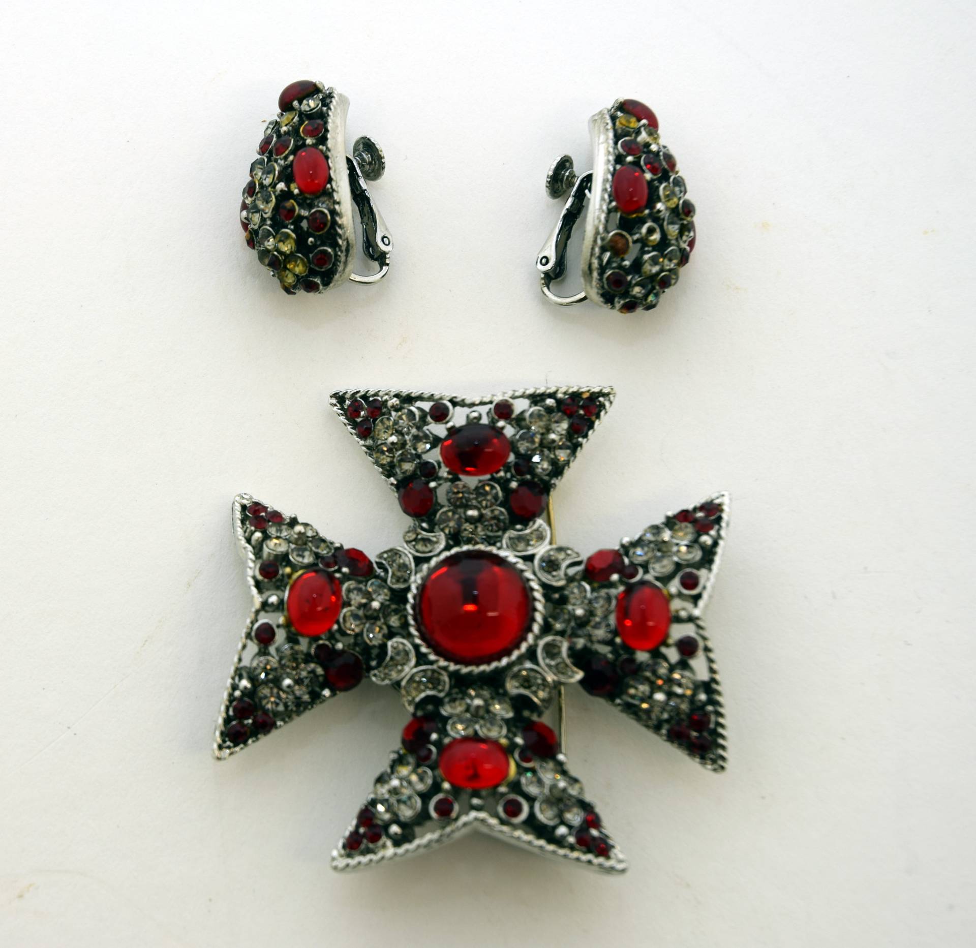 Schöne Vintage Rotes Kreuz Brosche Und Ohrringe Set von EvelynsAntiqueFinds