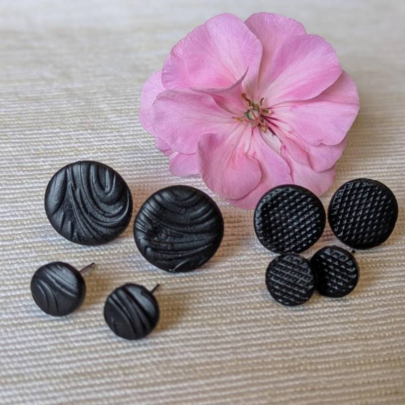 Alles in Schwarz. Polymer Clay, Edelstahl Ohrstecker, Schmuck, Antiallergen Alles in Schwarz. Polymer Clay, Edelstahl Ohrstecker, Schmuck, Antiallergen von EvelynsStaendchen