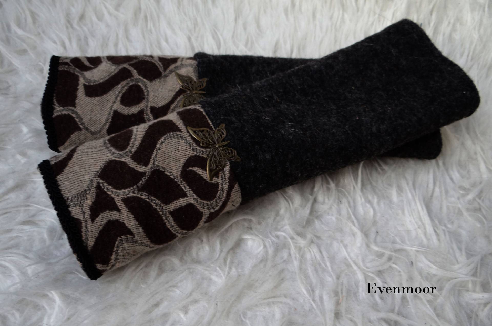 Braun Beige Armstulpen Aus Wolle Mit Tollem Muster Und Messing Schmetterling von Evenmoor