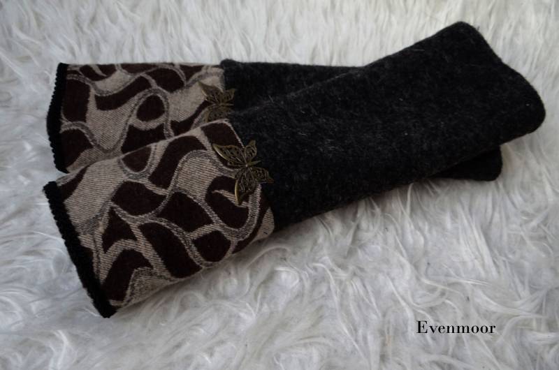 Braun Beige Armstulpen Aus Wolle Mit Tollem Muster Und Messing Schmetterling von Evenmoor