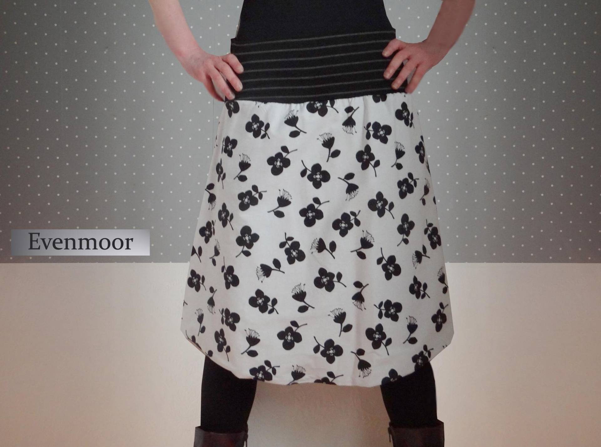 Midi Rock "Lynne" Aus Weißem Baumwollstoff Mit Schwarzem Blumenmotiv, Jerseybund Gestreift, Komplett Unterfüttert von Evenmoor