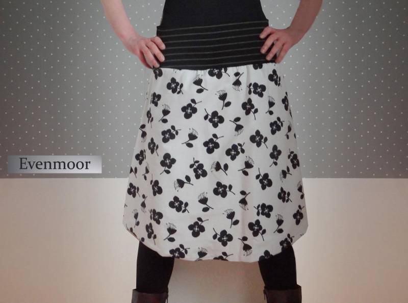 Midi Rock "Lynne" Aus Weißem Baumwollstoff Mit Schwarzem Blumenmotiv, Jerseybund Gestreift, Komplett Unterfüttert von Evenmoor