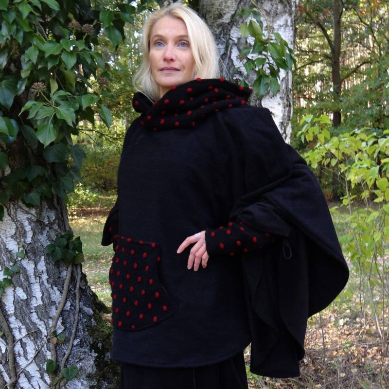 Wollcape & Stulpen Poncho Punkte Wolle Schwarz Rot von Evenmoor
