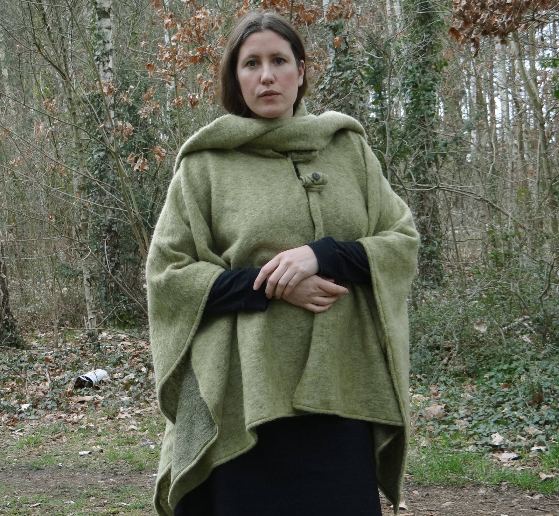 Wollumhang Cape Lindgrün Lagenlook Mit Schalkragen Und Handgemachten Knebelknöpfen von Evenmoor