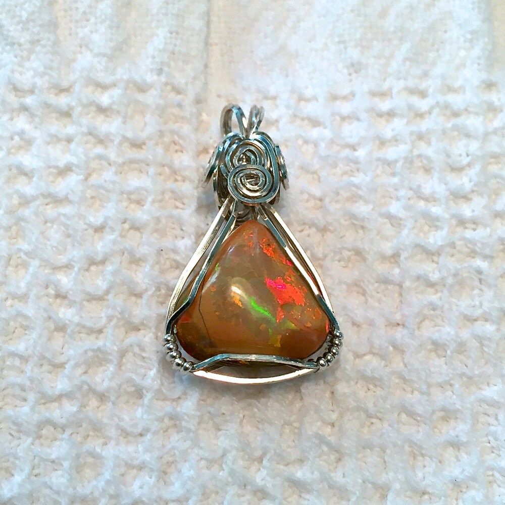 Welo Schokolade Opal Feurigen Anhänger Hand Set in Argentium Silber | .935 Inhalt Draht Welo Schokolade Opal Feurigen Anhänger Hand Set in Argentium Silber | .935 Inhalt Draht von EveolutionJewelry