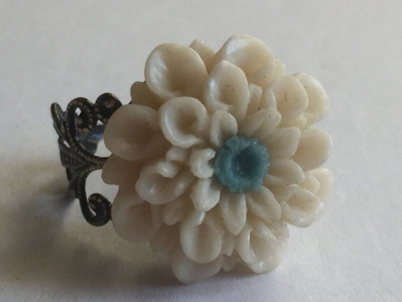 Blumen Ring Weich Weiß Vintage Blau Verstellbare Antique Bronze Filigree Band Geburtstagsgeschenke Für Mädchen Mütter Frauen Freundschaft One von EverAndAnon