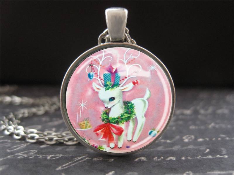 Kitschig Rosa & Weiß Rentier Halskette Retro Stil Weihnachten Anhänger Vintage Kitsch Deer Schmuck Rundes Gewölbtes Glas Nettes Feiertagsgeschenk von EverAndAnon
