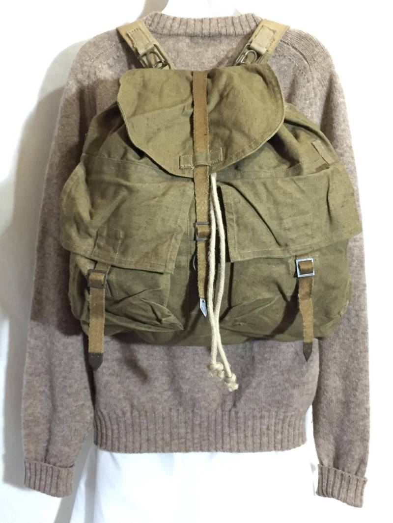 Vintage Militär Rucksack Canvas Vegan Kordelzug Weekender Tasche Bushcraft Ausrüstung Day Pack Abenteuer Erwartet Fernweh Geschenk von EverAndAnon