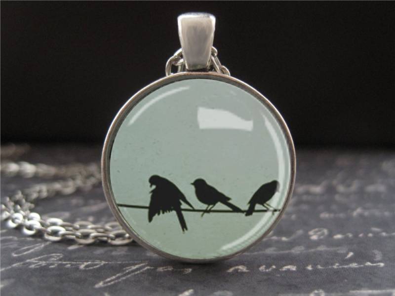 Vogel Schmuck Brautjungfer Geschenk Silhouetten 3 Vögel Auf Einem Draht Halskette Runde Gewölbte Glas Anhänger Antiqued Silber Etwas Blau Hochzeit von EverAndAnon