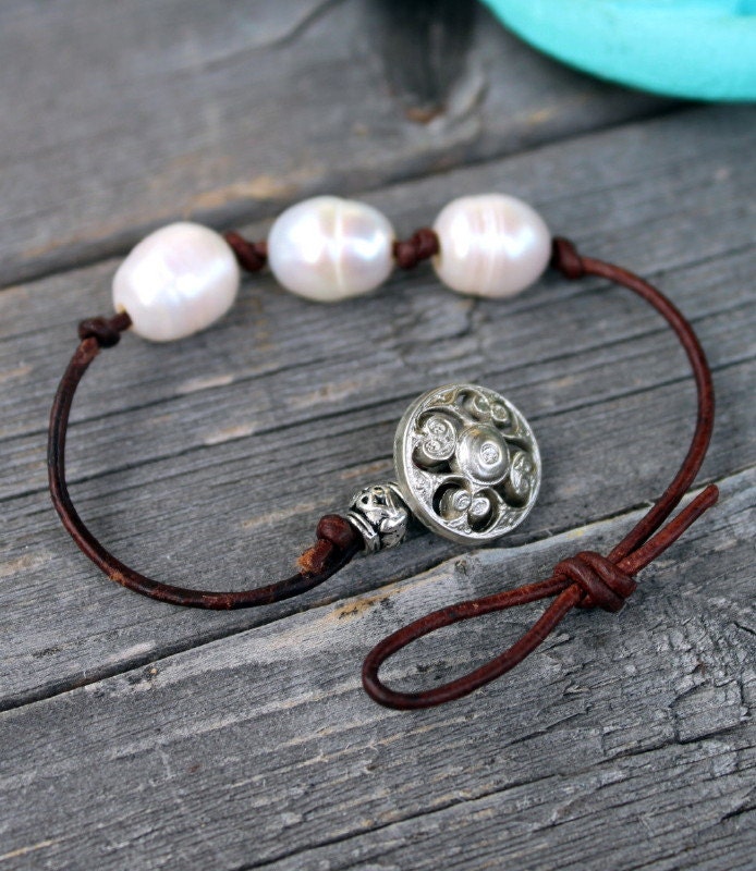 Geknotetes Lederperlenarmband - Boho Chic Stapelbarer Schmuck von EverDesignsJewelry